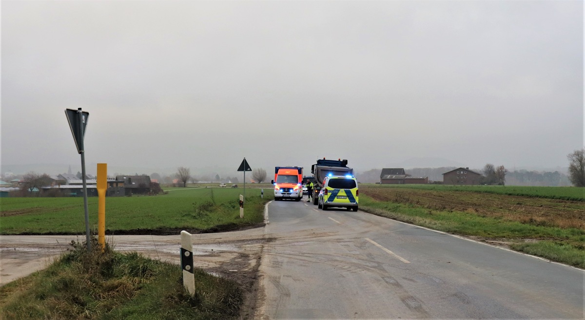 POL-HX: Eine schwer verletzte Person nach Unfall zwischen Lkw und Pkw