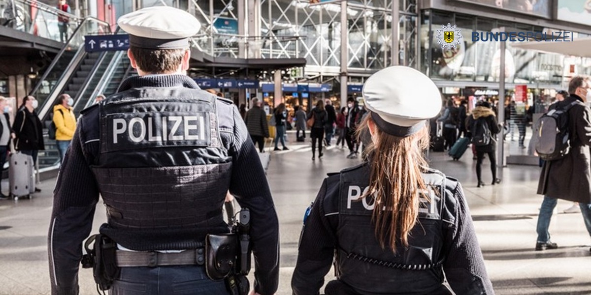 Bundespolizeidirektion München: In Anwesenheit der Söhne / Unbekannter tritt Familienvater