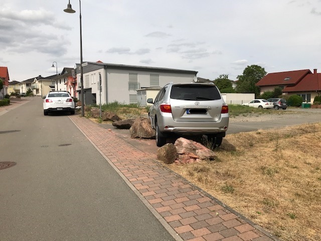 POL-PPWP: SUV brettert  über Findlinge - Totalschaden