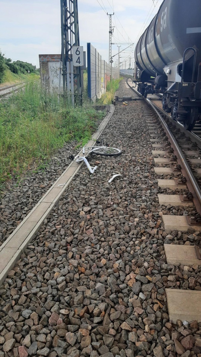 BPOLI MD: Zeugenaufruf der Bundespolizei: Unbekannte werfen zwei Fahrräder von Brücke ins Gleis, welche von Zügen erfasst werden