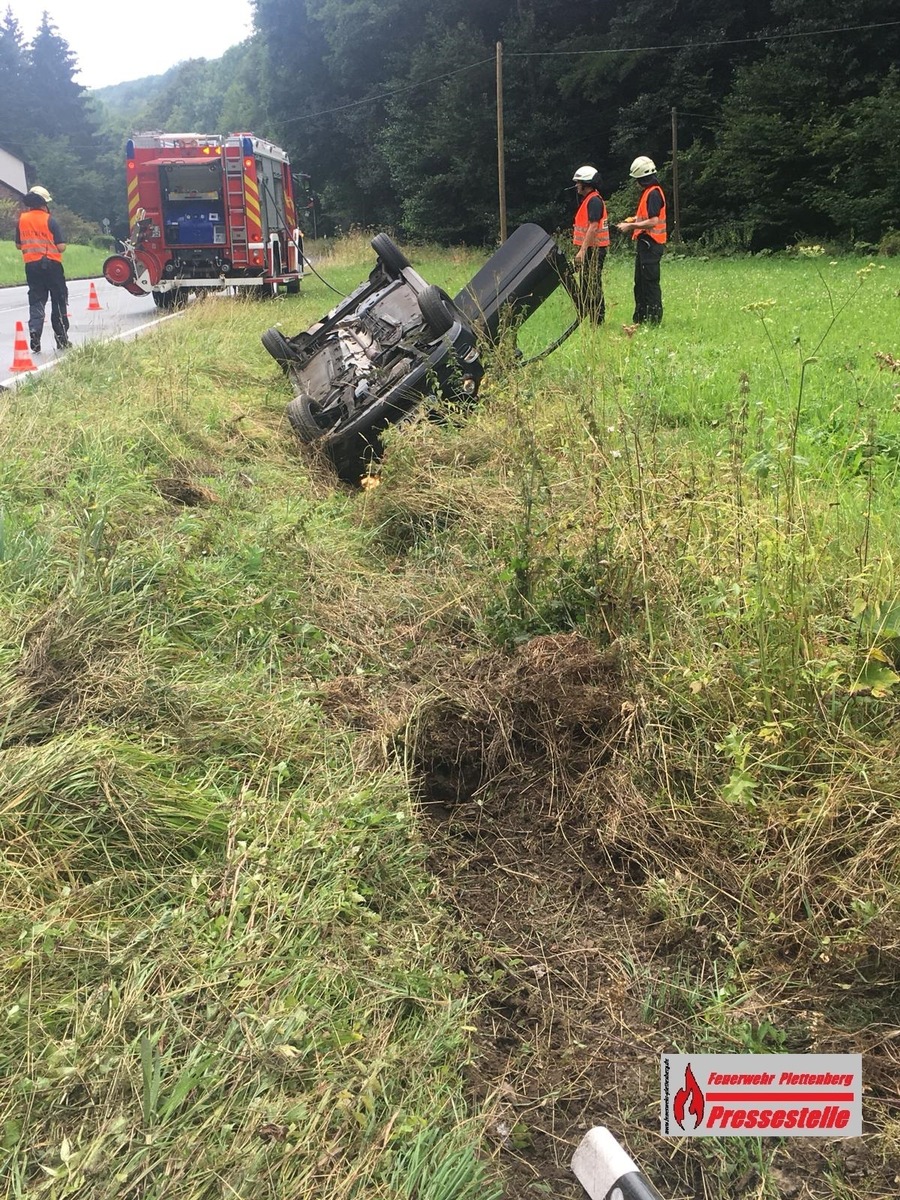 FW-PL: OT-Lettmecke. PKW überschlägt sich. 1 Person verletzt