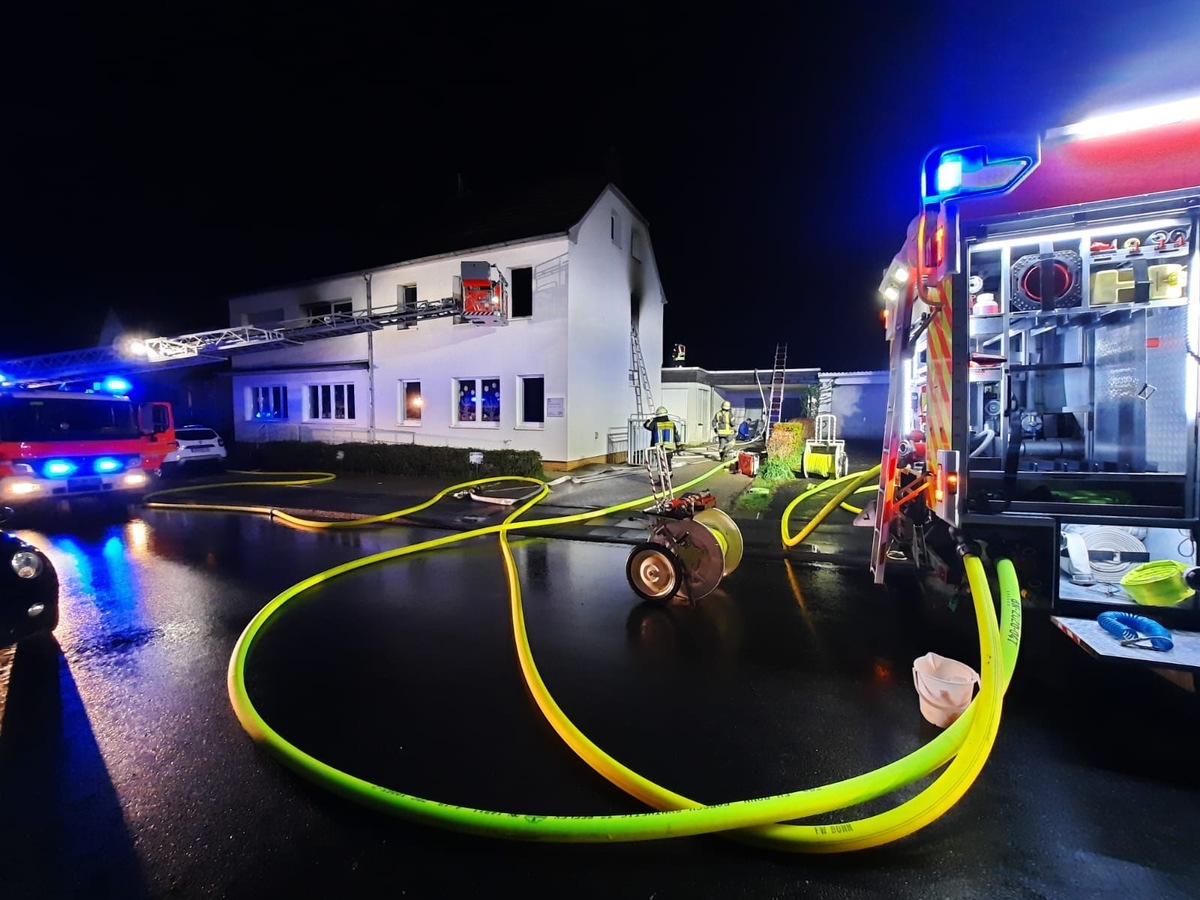 FW-BN: Wohnungsbrand in Bonn-Holzlar - zwei verletzte Personen.