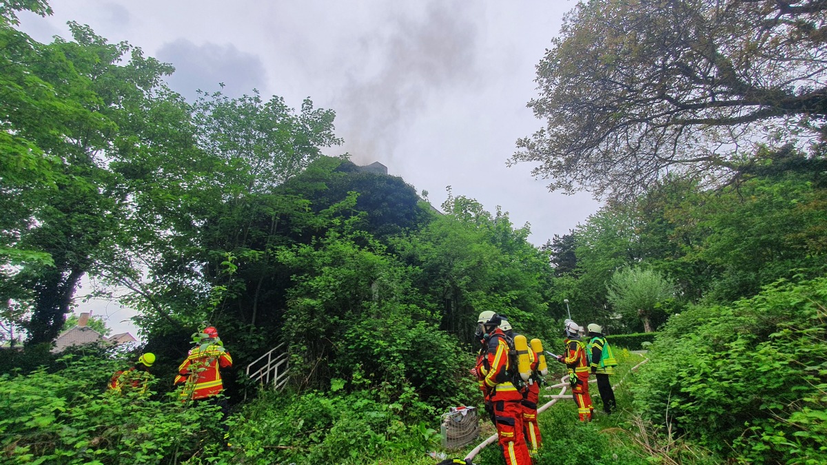 FW Düren: Kellerbrand in unbewohntem Gebäude