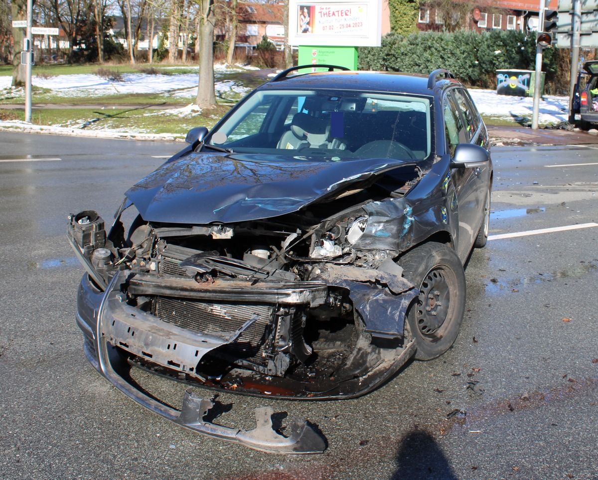 POL-MI: Autos kollidieren auf Kreuzung