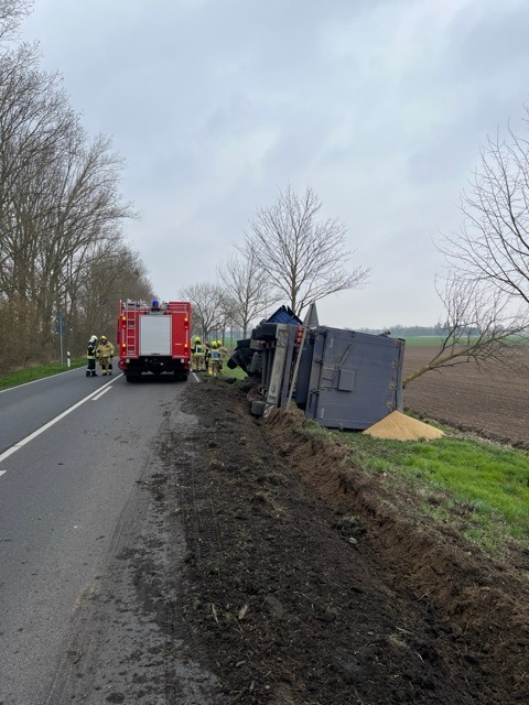 POL-ANK: LKW bei Unfall auf der B109 umgekippt - Diesel und geladenes Korn ausgelaufen