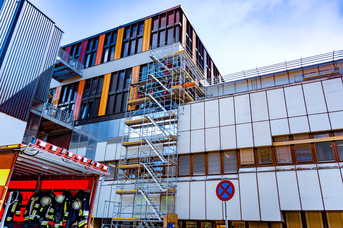 Rettung aus luftiger Höhe am Klinikum