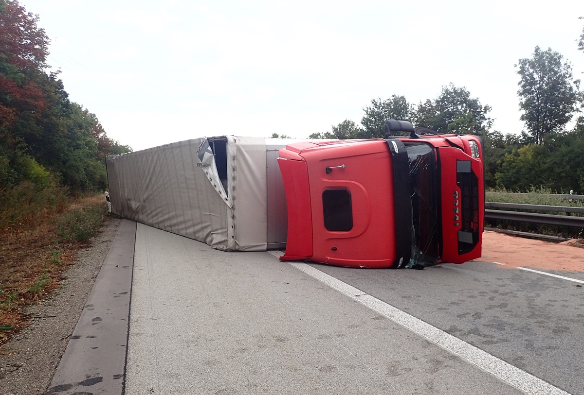 POL-VDMZ: A 61, Sattelzug stürzt um - stundenlange Behinderungen dauern an