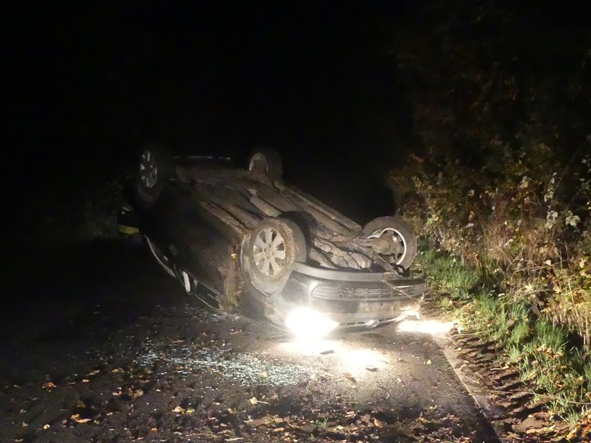 POL-GM: Auto überschlägt sich - Fahrerin leicht verletzt