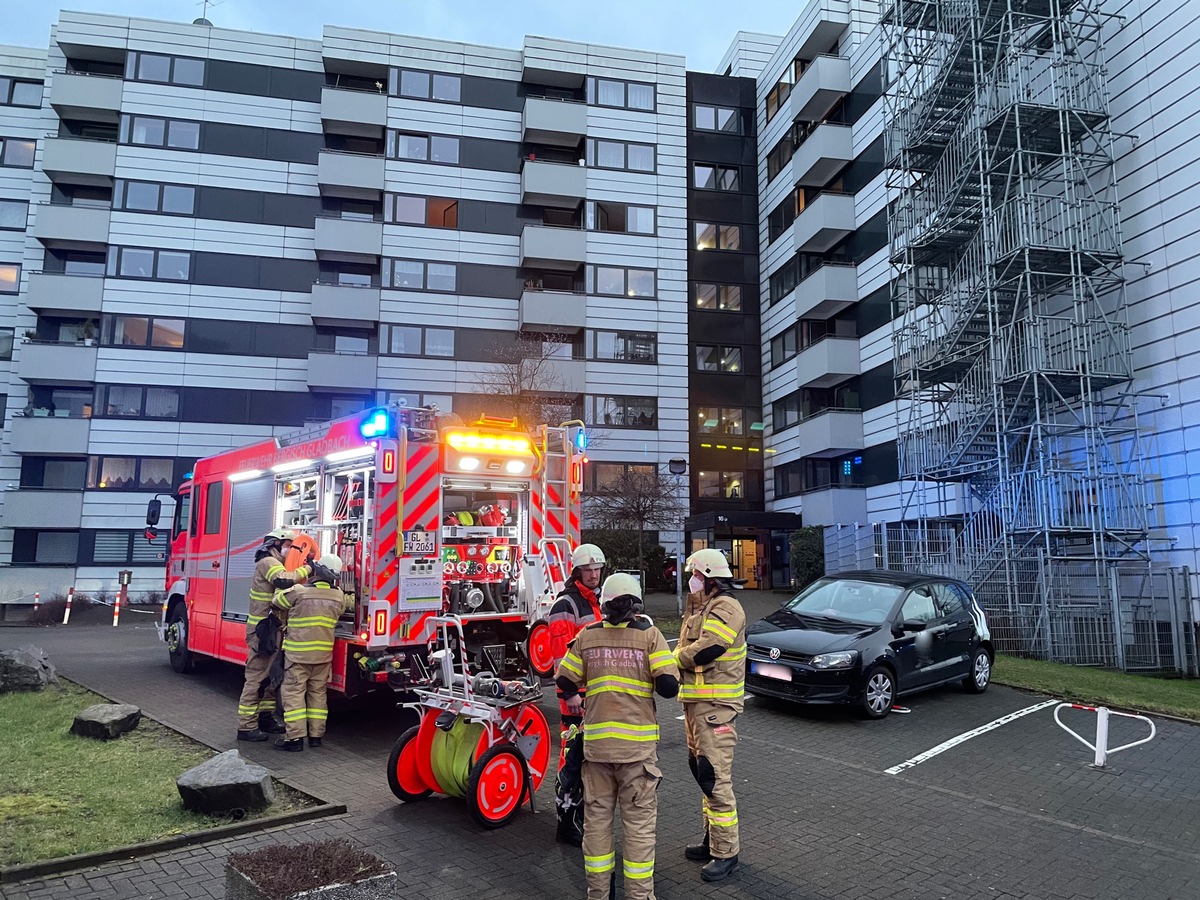 FW-GL: Angebranntes Essen fordert einen verletzten Senior in der Stadtmitte von Bergisch Gladbach