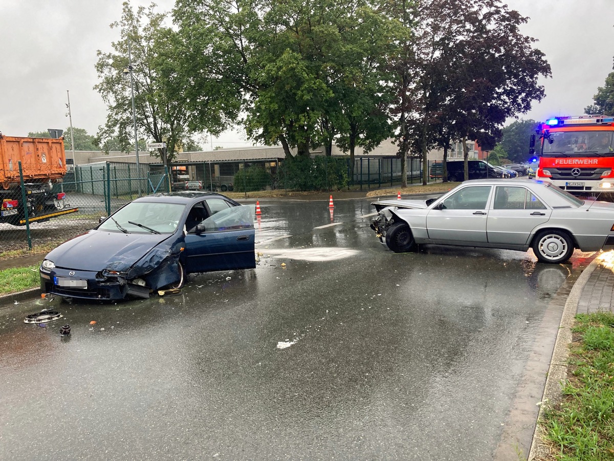 POL-ME: Zwei Schwerverletzte bei Abbiegeunfall - Langenfeld - 2307081