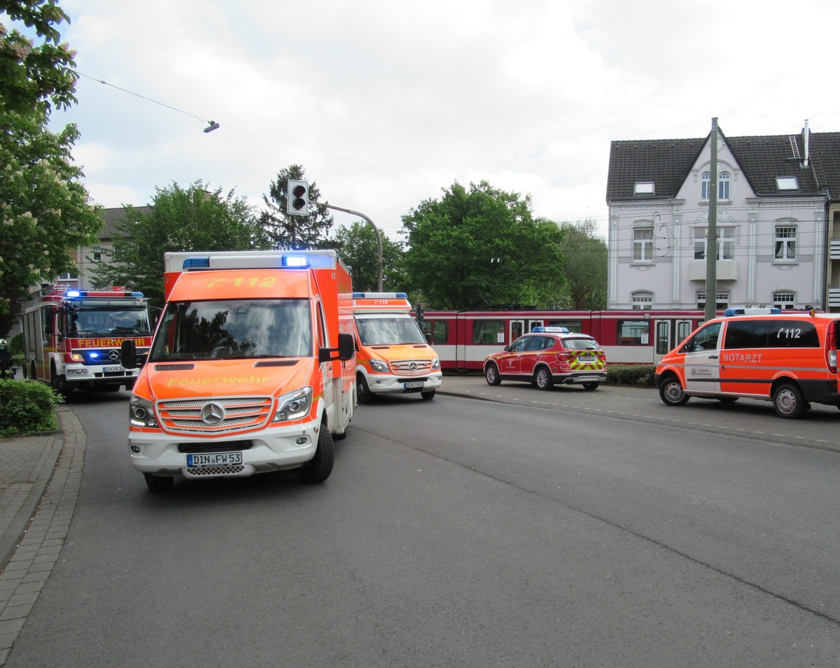 FW Dinslaken: Radfahrerin von Straßenbahn erfasst