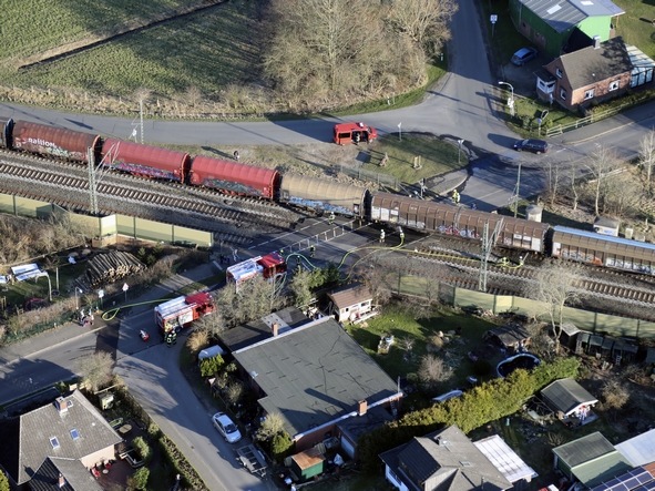 BPOL-FL: Brokstedt -Defekte Bremsen am Güterzug verursachen Böschungsbrand