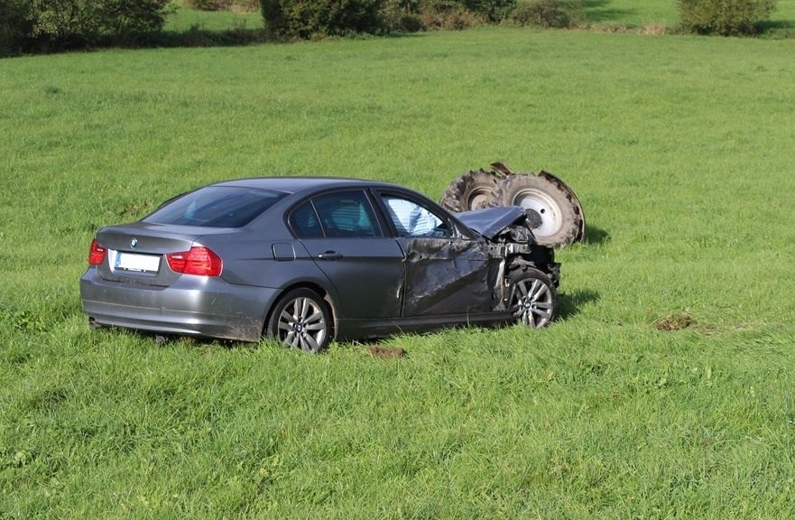 POL-OE: Verkehrsunfall zwischen Traktor und Pkw