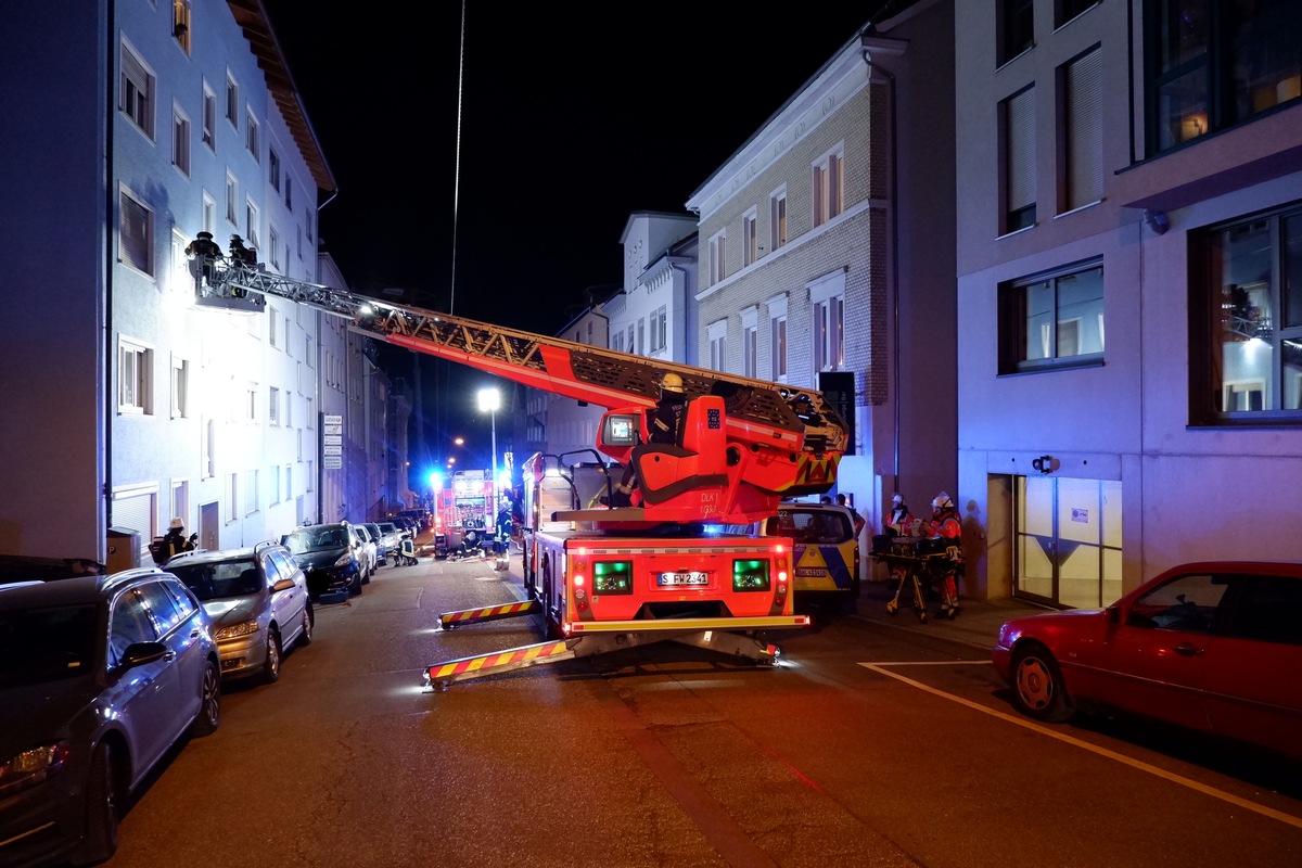 FW Stuttgart: Küchenbrand mit verrauchtem Treppenhaus