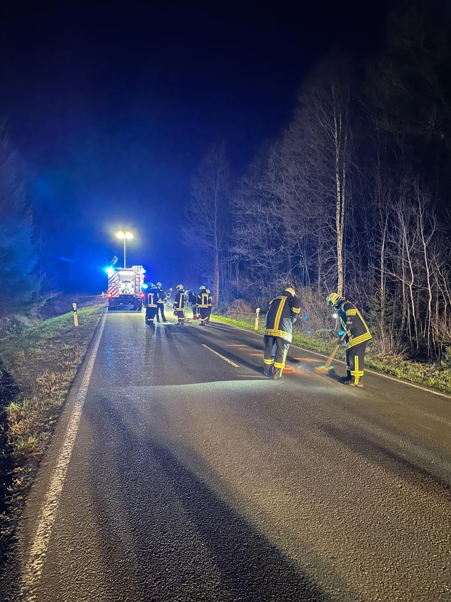 FW Lügde: Verschmutzte Fahrbahn nach Verkehrsunfall