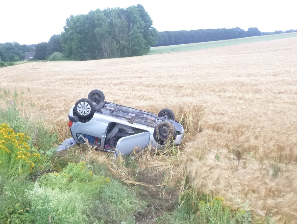 POL-BI: Auto landet auf dem Dach