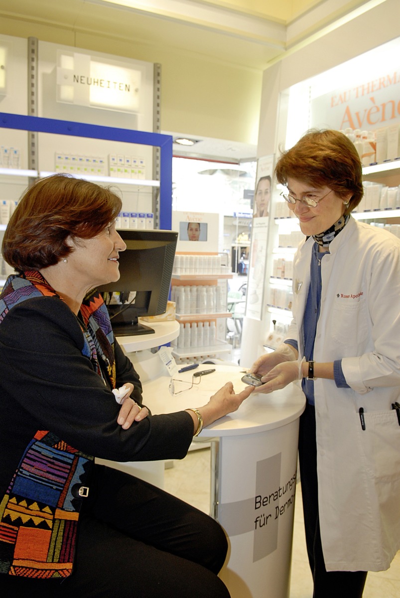 Christa Stewens lässt sich in der Münchner Rosen Apotheke testen/ Startschuss für bundesweite Aufklärungsaktion über das Metabolische Syndrom