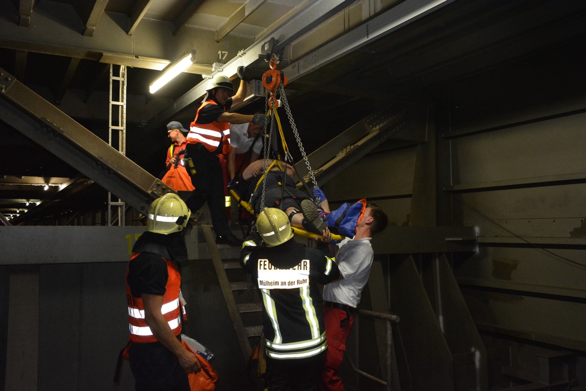 FW-MH: Schweißtreibende Rettungsaktion im Inneren der Ruhrtalbrücke.