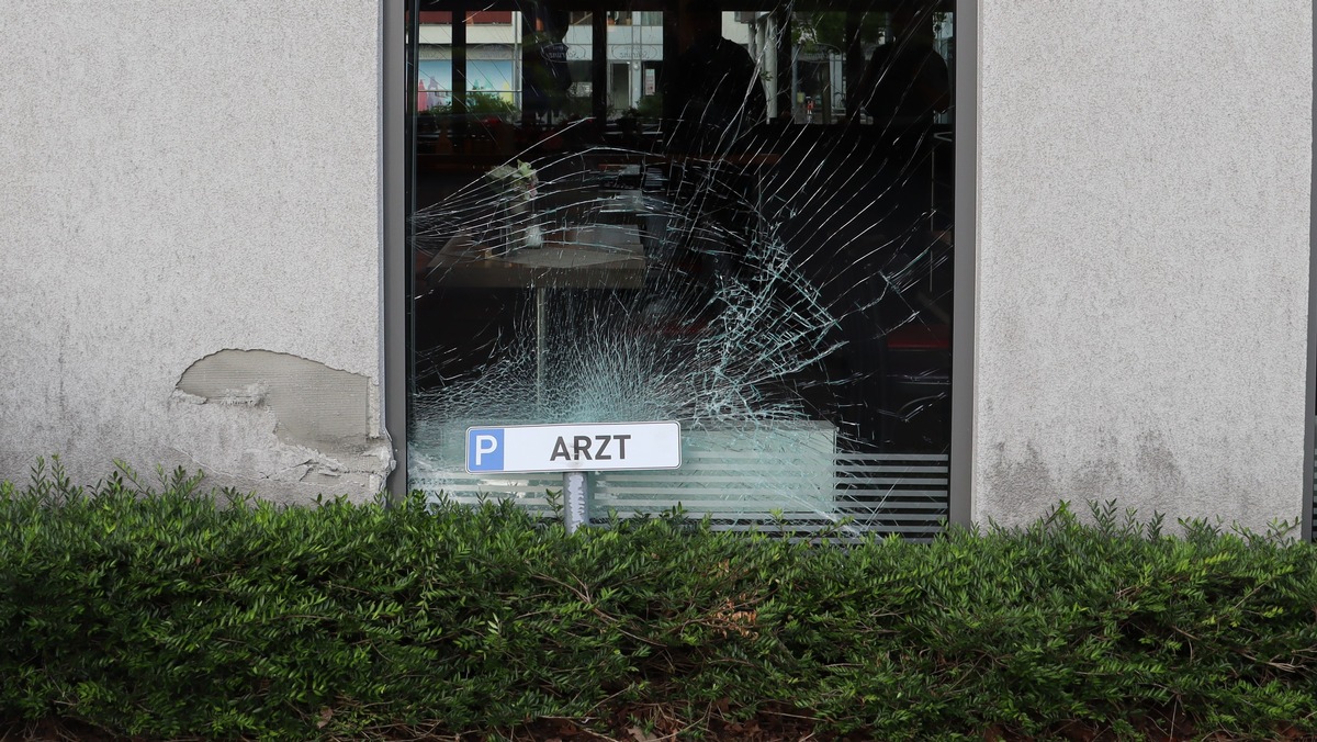 POL-MS: In Bäckerei-Fassade gefahren - Polizei sucht nach Unfallfahrer