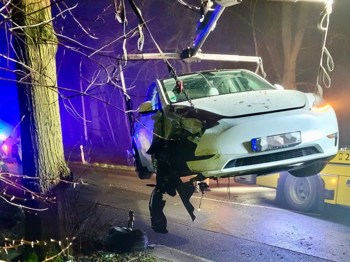 FW Hünxe: Tesla kollidierte mit einem Baum