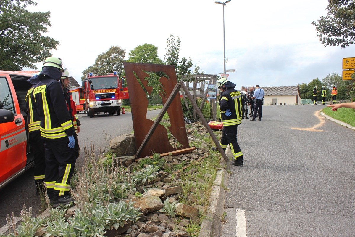 POL-RBK: Kürten - Motorradfahrerin nach Kollision mit Metallschild schwer verletzt