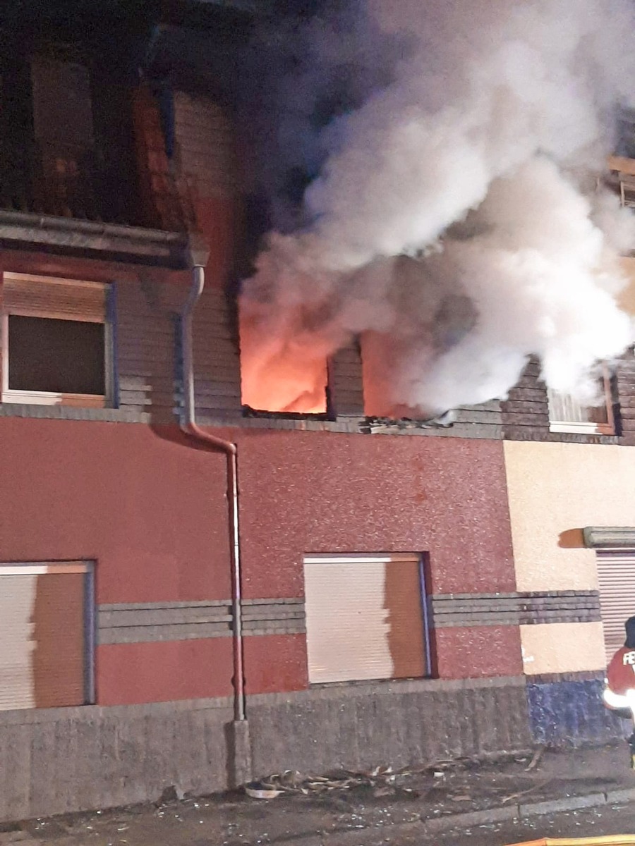 POL-ME: Großeinsatz und Ermittlungen wegen Wohnungsbrand - Velbert - 2010049