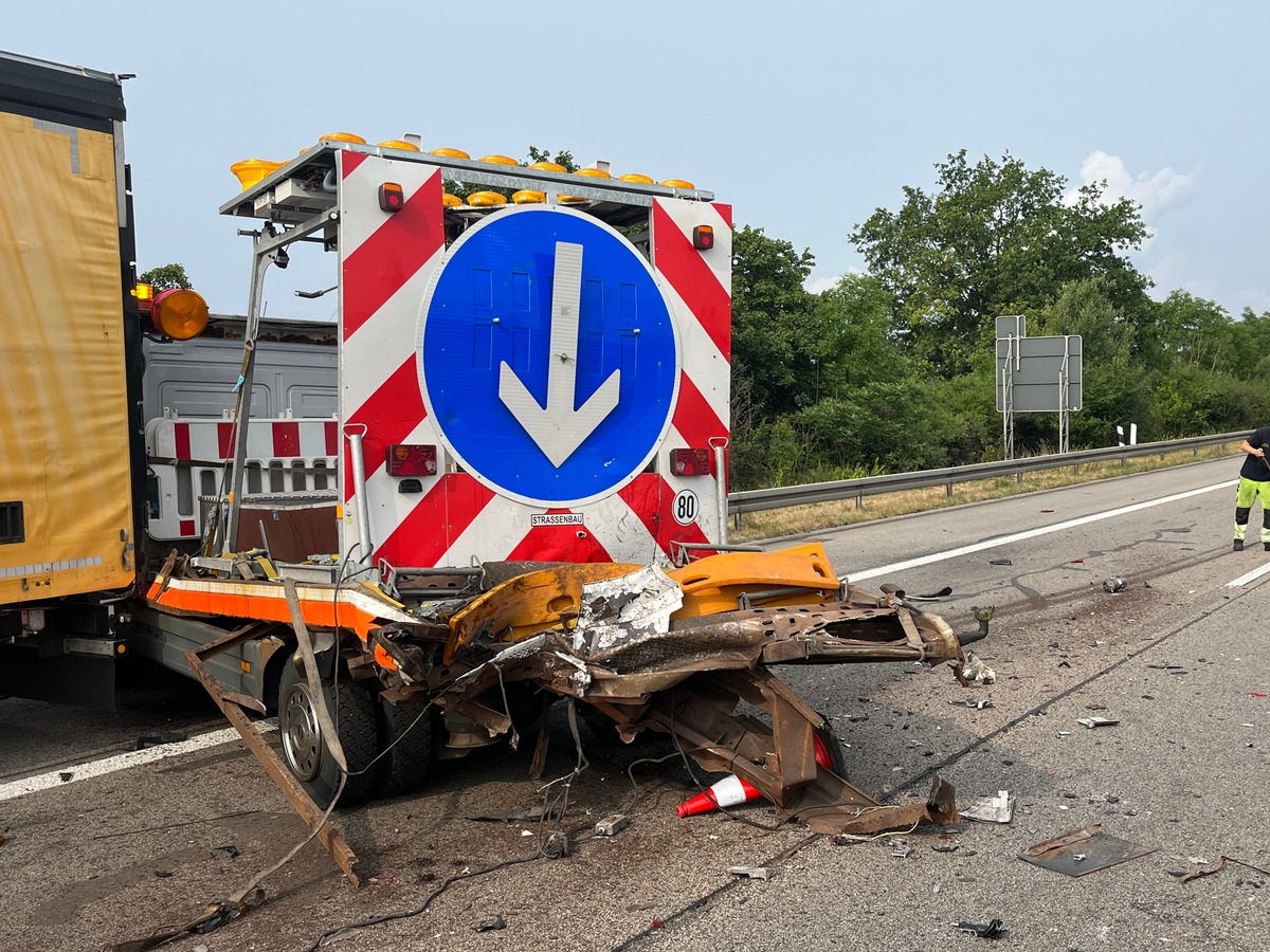 API-TH: LKW fährt auf Schilderwagen