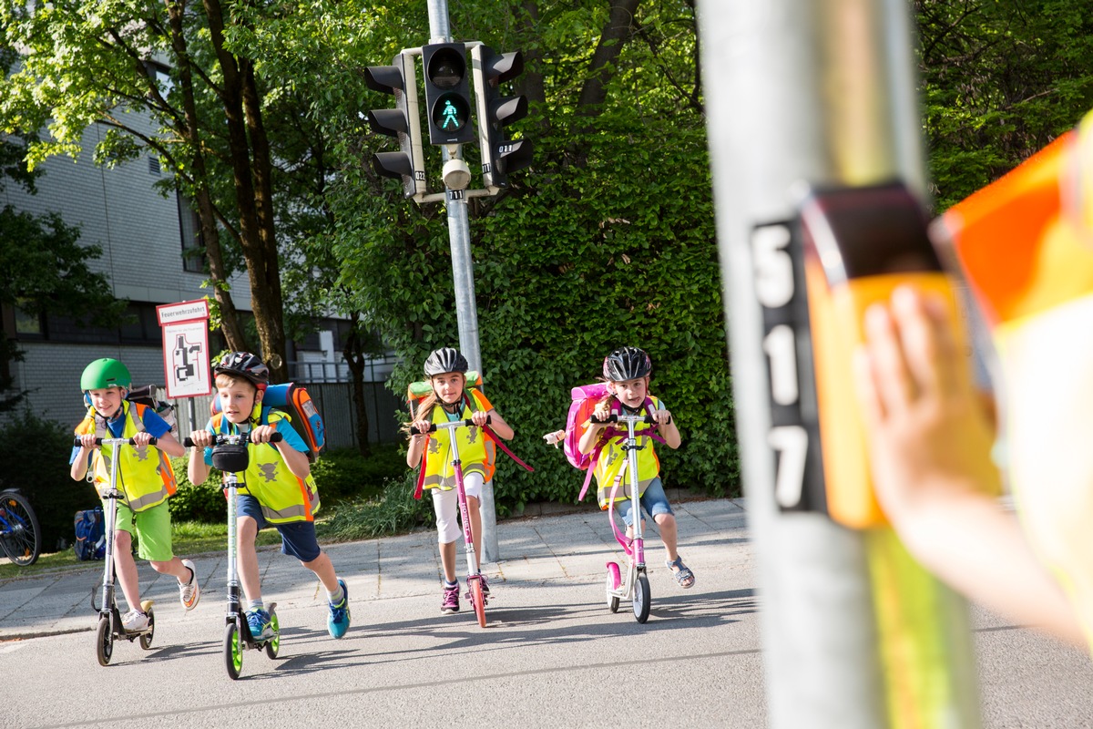 Nicht ohne Kopfschutz losrollen / ADAC-Tipps für den Schulweg mit dem Kinderroller