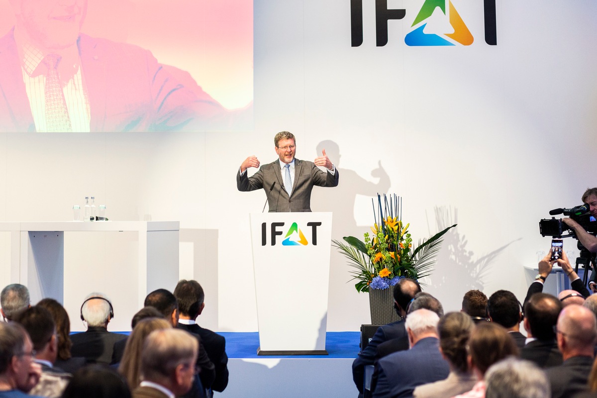 &quot;Unser Schiff rammte einen Plastikberg&quot; / Offizielle Eröffnung der IFAT 2018 mit Kunststoff-Debatte