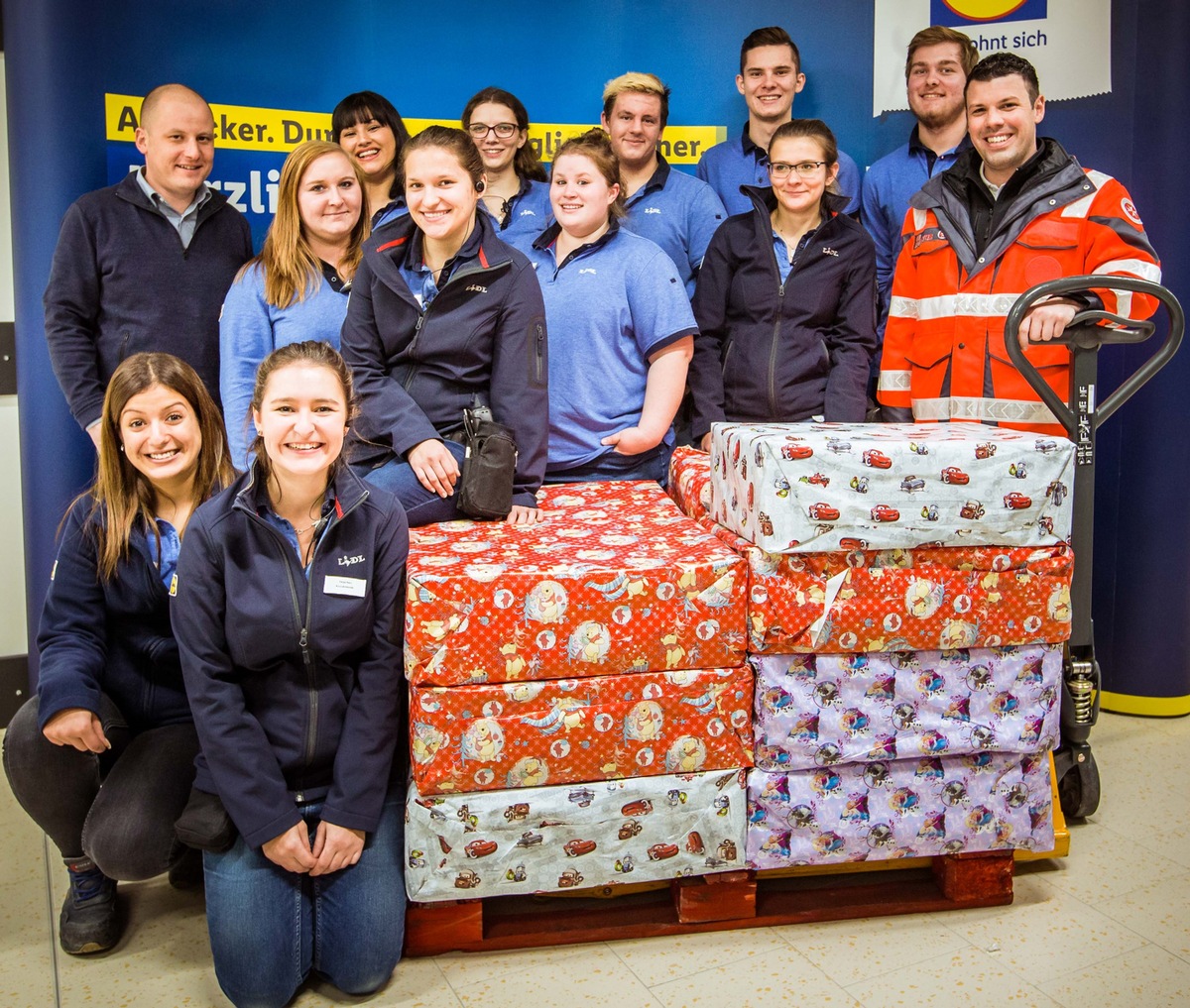 Endspurt der Aktion Johanniter-Weihnachtstrucker bei Lidl Noch bis zum 23. Dezember Päckchen für hilfsbedürftige Familien in bayerischen Lidl-Filialen abgeben