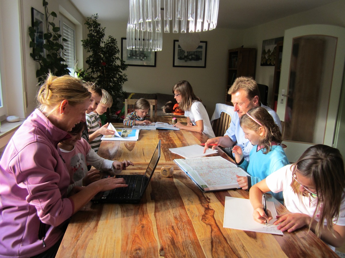 Internationaler Kinderbuchtag am 2. April 2014 / Das besondere Buch / Albert-Schweitzer-Kinderdorffamilie schreibt mit ihren Pflegekindern Märchenbücher (FOTO)