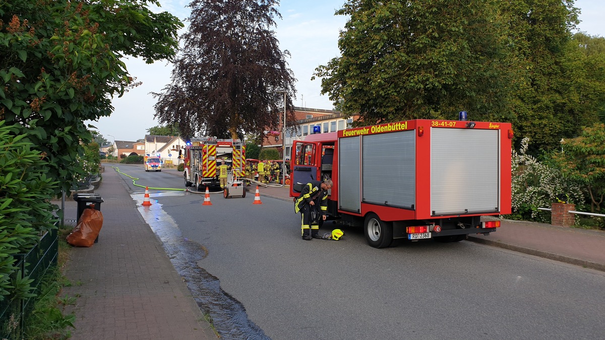 FW-RD: Feuer im alten Pastorat in Hanerau-Hademarschen