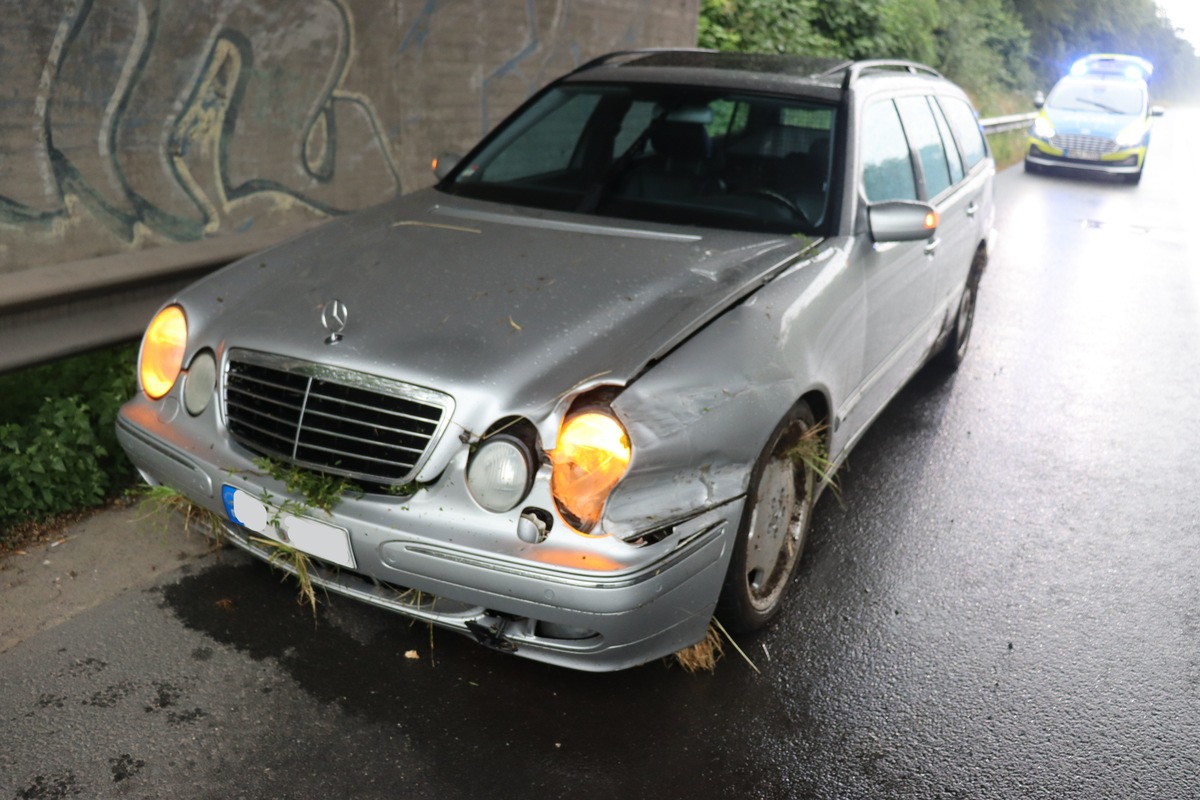 POL-HF: Autofahrt endet im Grünstreifen- Fahrer flüchtet von Unfallstelle