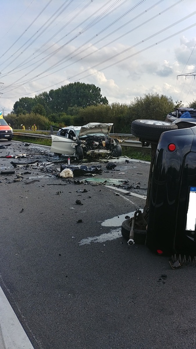 POL-STD: Falschfahrerin auf der A26 - zwei Personen tödlich verletzt