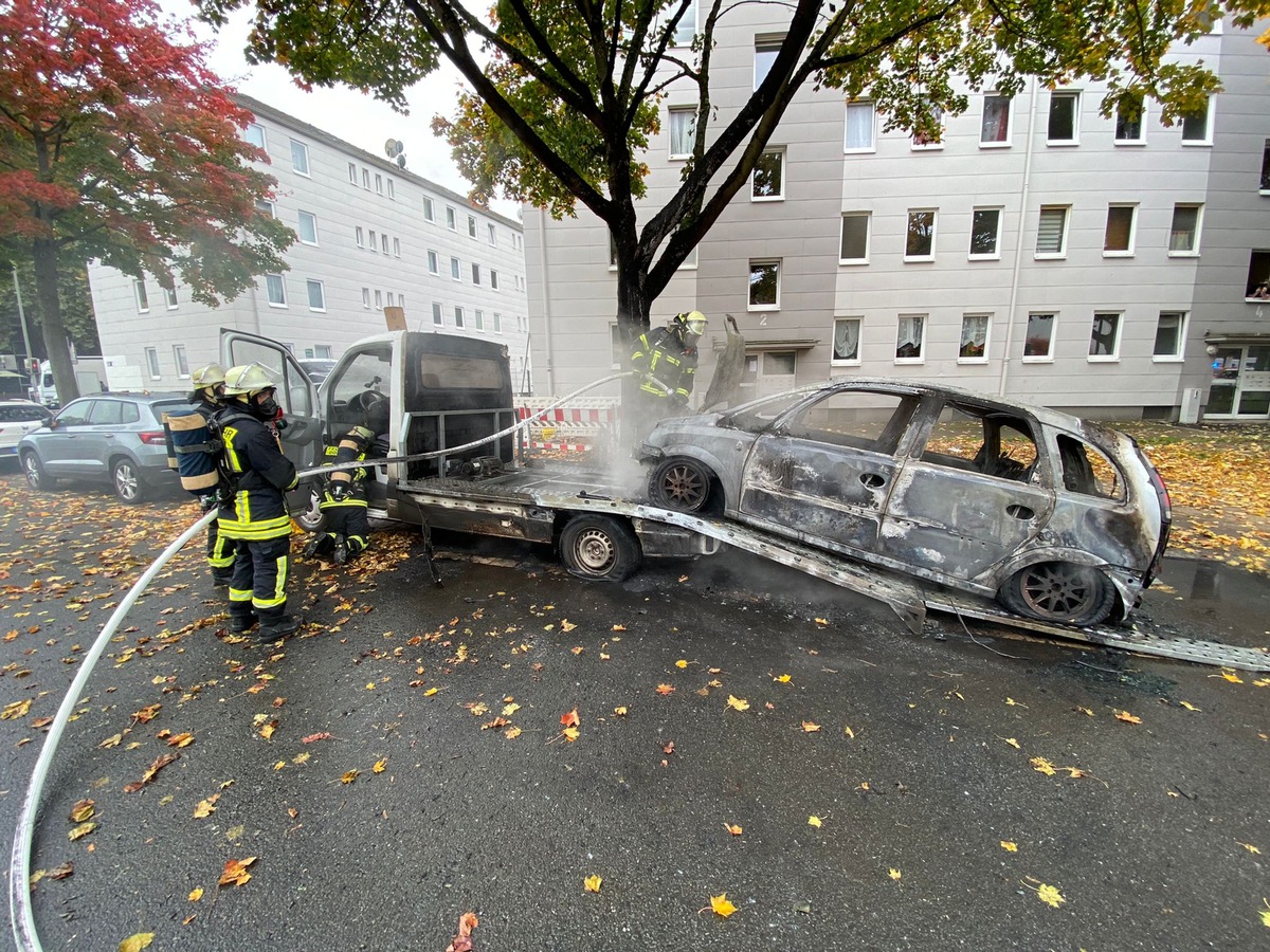 FW-DO: 19.10.2021 - FEUER IN MITTE-OST PKW brennt auf Autotransporter