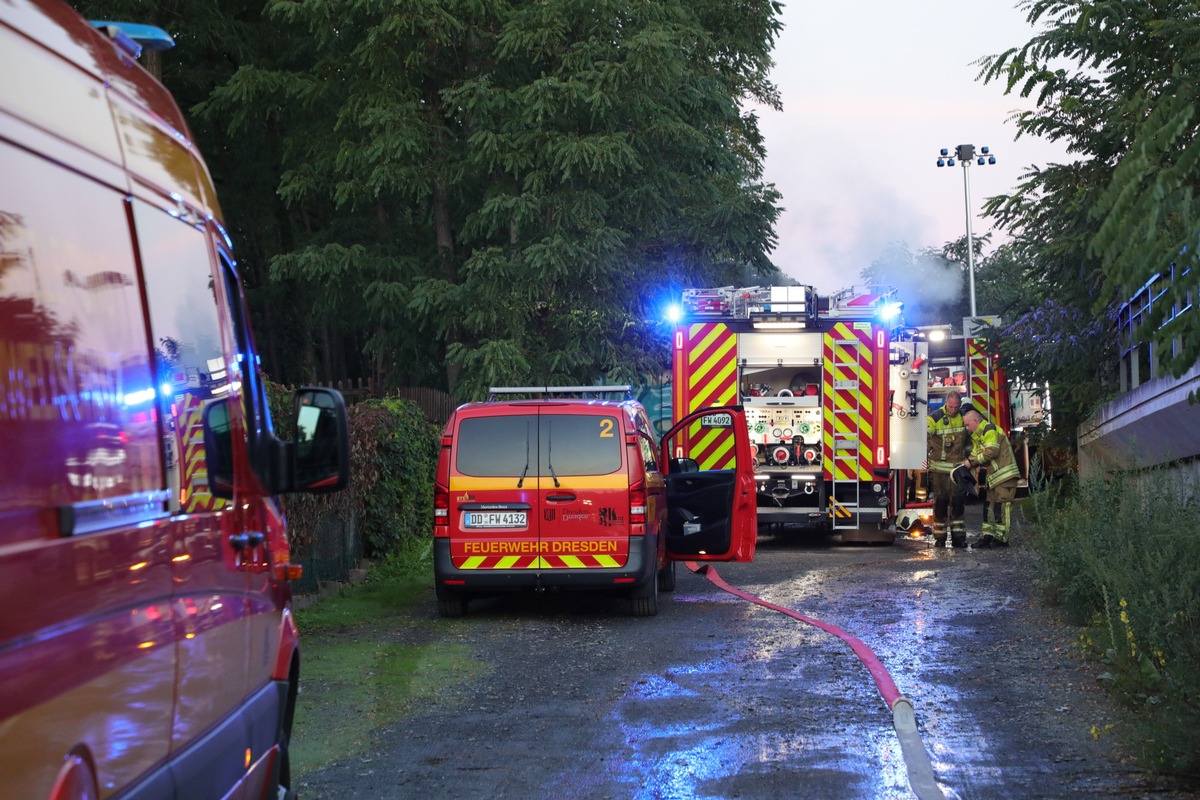 FW Dresden: Garagenbrand