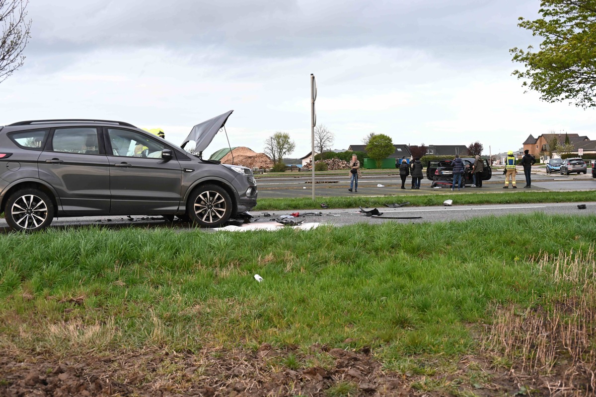 FW Pulheim: Auffahrunfall in Sinnersdorf - Zwei Verletzte