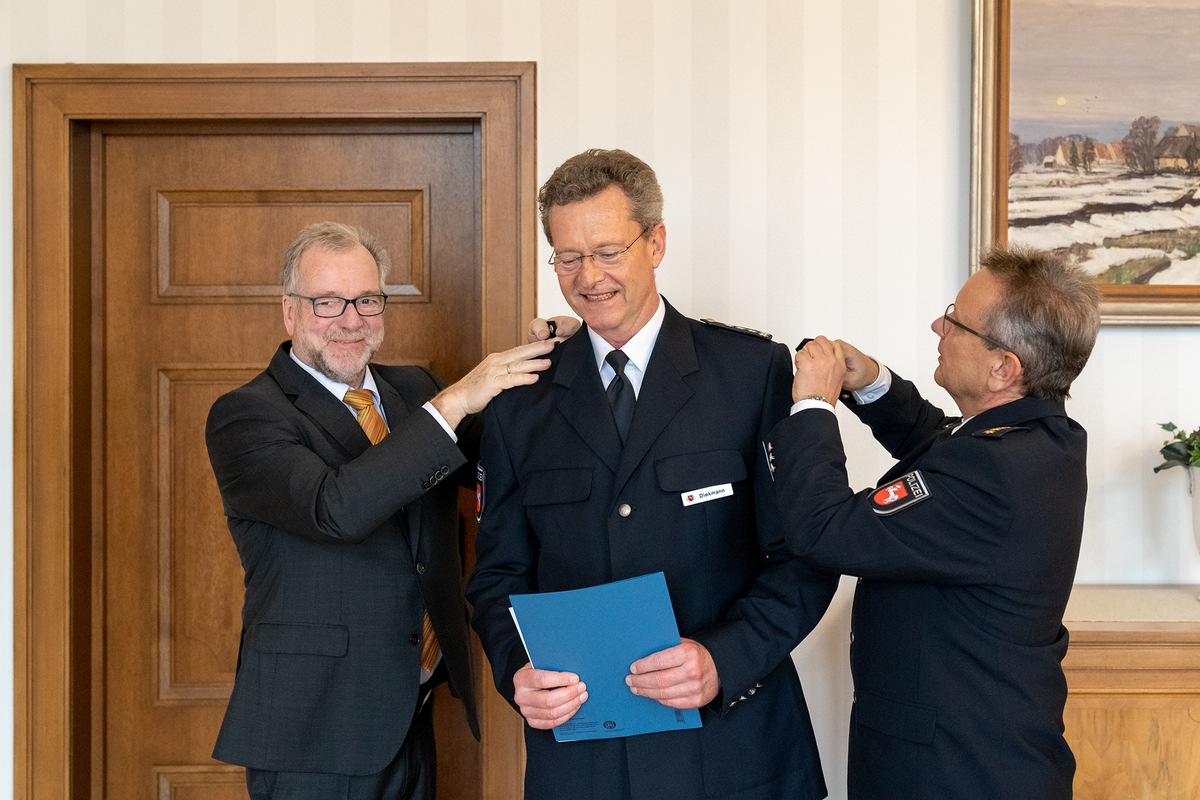 POL-OLD: Leiter des Autobahnpolizeikommissariats Oldenburg befördert +++ Polizeipräsident Johann Kühme überreicht Hilmar Diekmann die Urkunde zum Ersten Polizeihauptkommissar