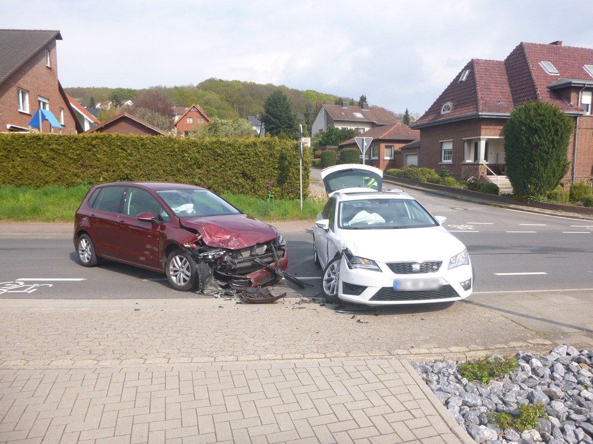 POL-HF: Zusammenstoß beim Abbiegen - Ein Mann schwer verletzt