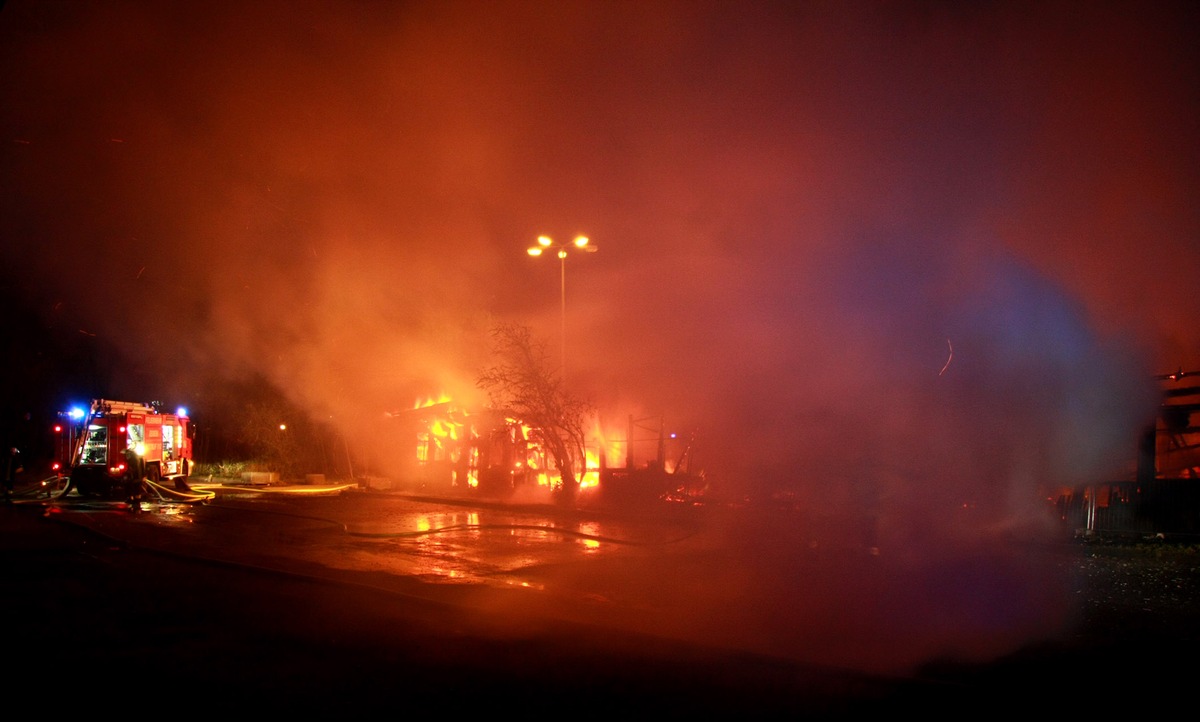 FW-E: Lagerhalle auf städtischem Bauhof vollständig vernichtet