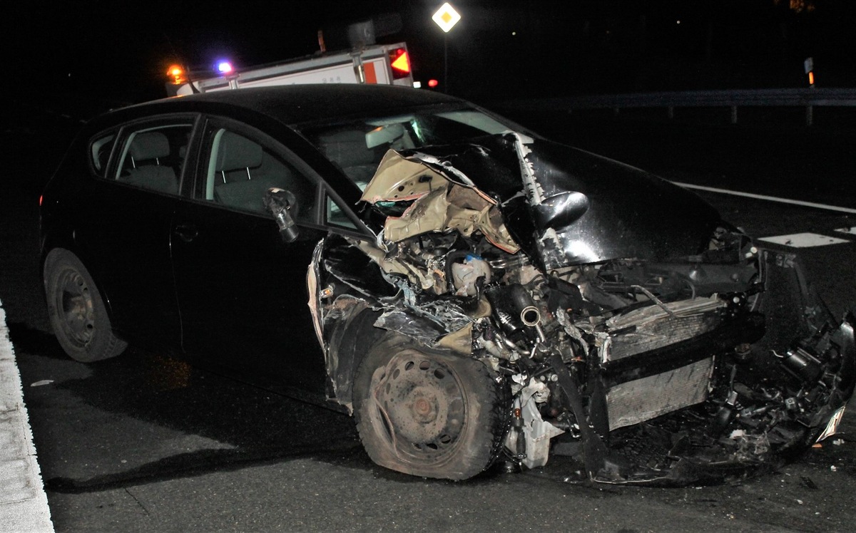 POL-HX: Unfall mit drei beschädigten Autos und zwei Verletzten