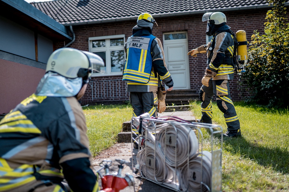 FW Hünxe: Feuer - Person in Gefahr