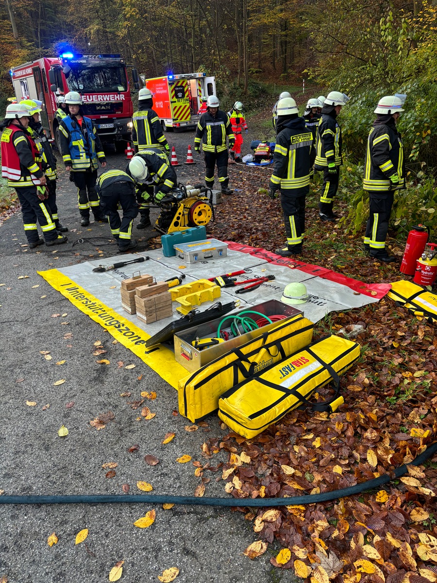 FW Bad Honnef: Pkw stürzt im Schmelztal Abhang hinunter - Person befreit