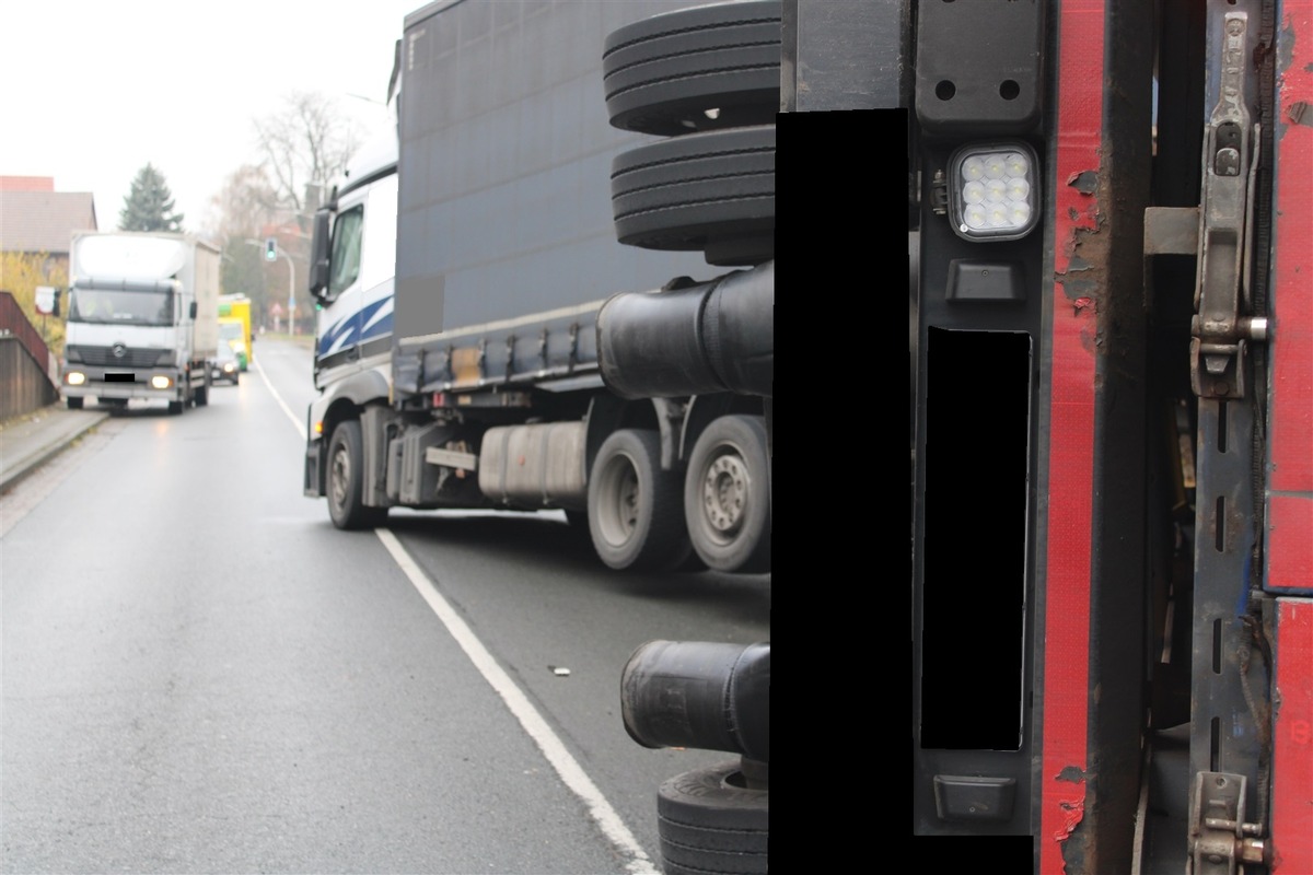 POL-MI: LKW-Anhänger stürzt in Bad Holzhausen um