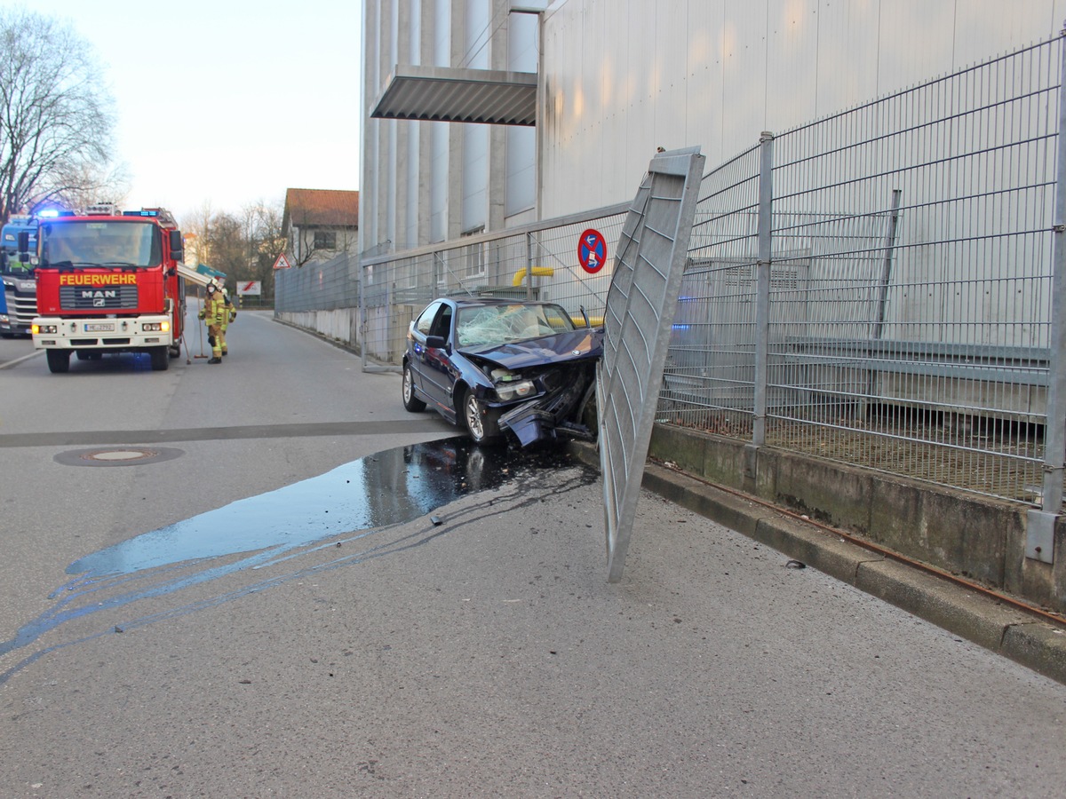 POL-ME: 25-Jähriger bei Alleinunfall schwer verletzt - Wülfrath - 2203037