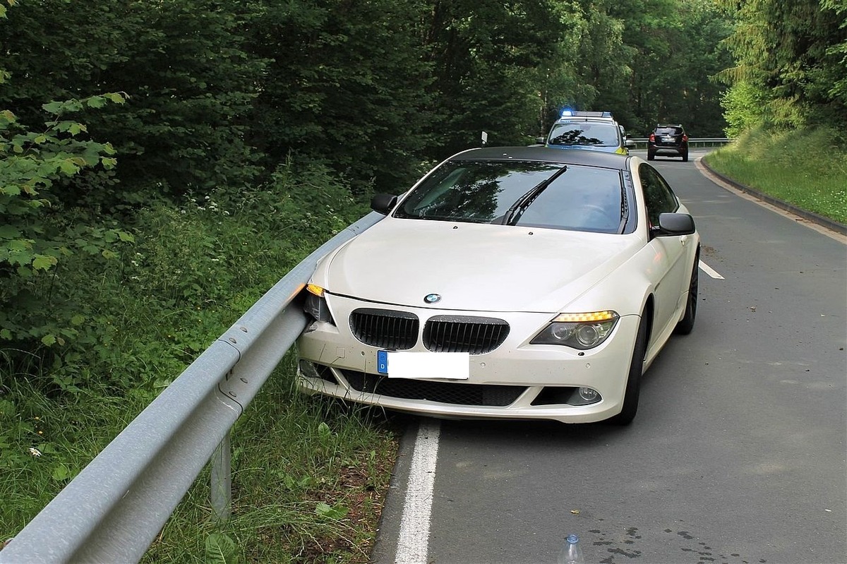 POL-OE: PKW-Fahrer kommt von Fahrbahn ab