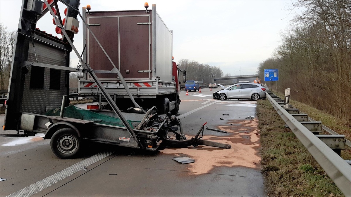 POL-CUX: Schwerer Verkehrsunfall auf der BAB27 - PKW-Fahrer erleidet medizinischen Notfall und kollidiert mit Sicherungsanhänger einer Tagesbaustelle (Foto im Anhang)