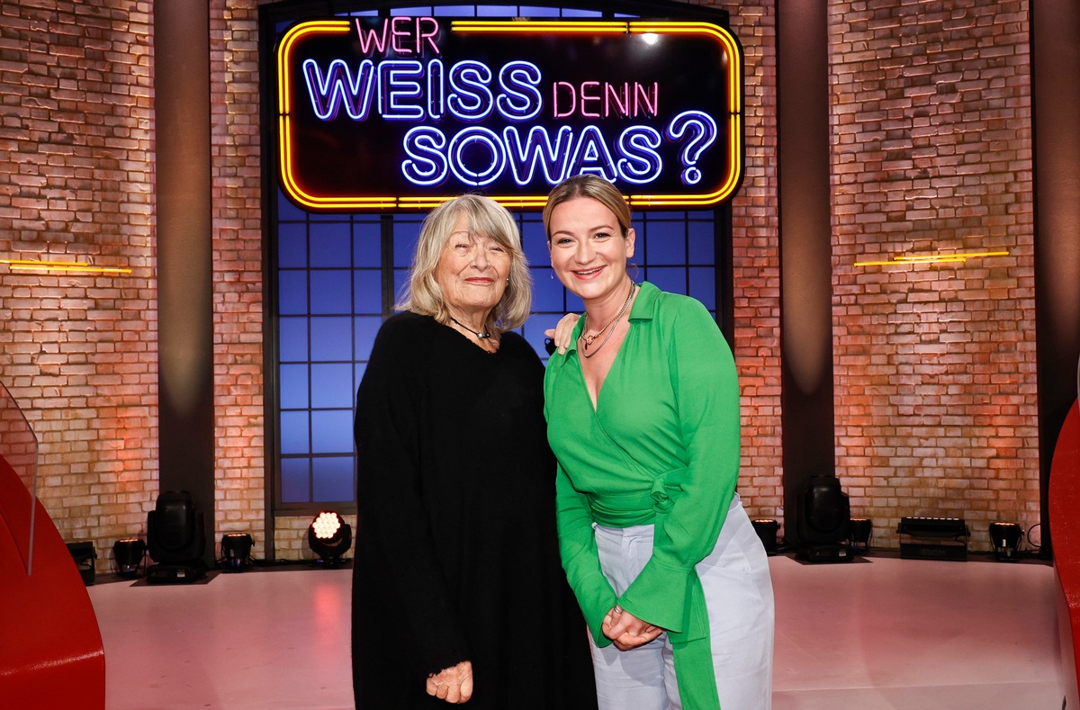 Frauen-Power: Alice Schwarzer und Nina Gummich bei &quot;Wer weiß denn sowas?&quot; - Das Wissensquiz vom 28. November bis 2. Dezember 2022, um 18:00 Uhr im Ersten