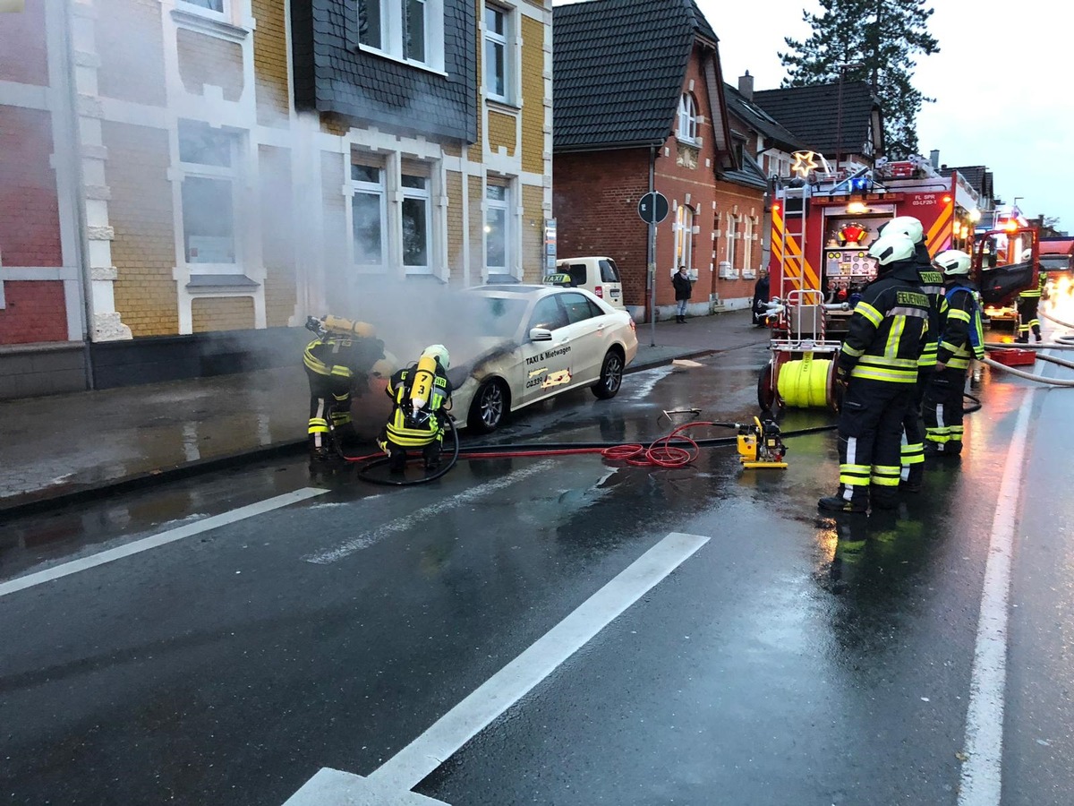 FW-EN: Taxi brennt auf Mittelstraße