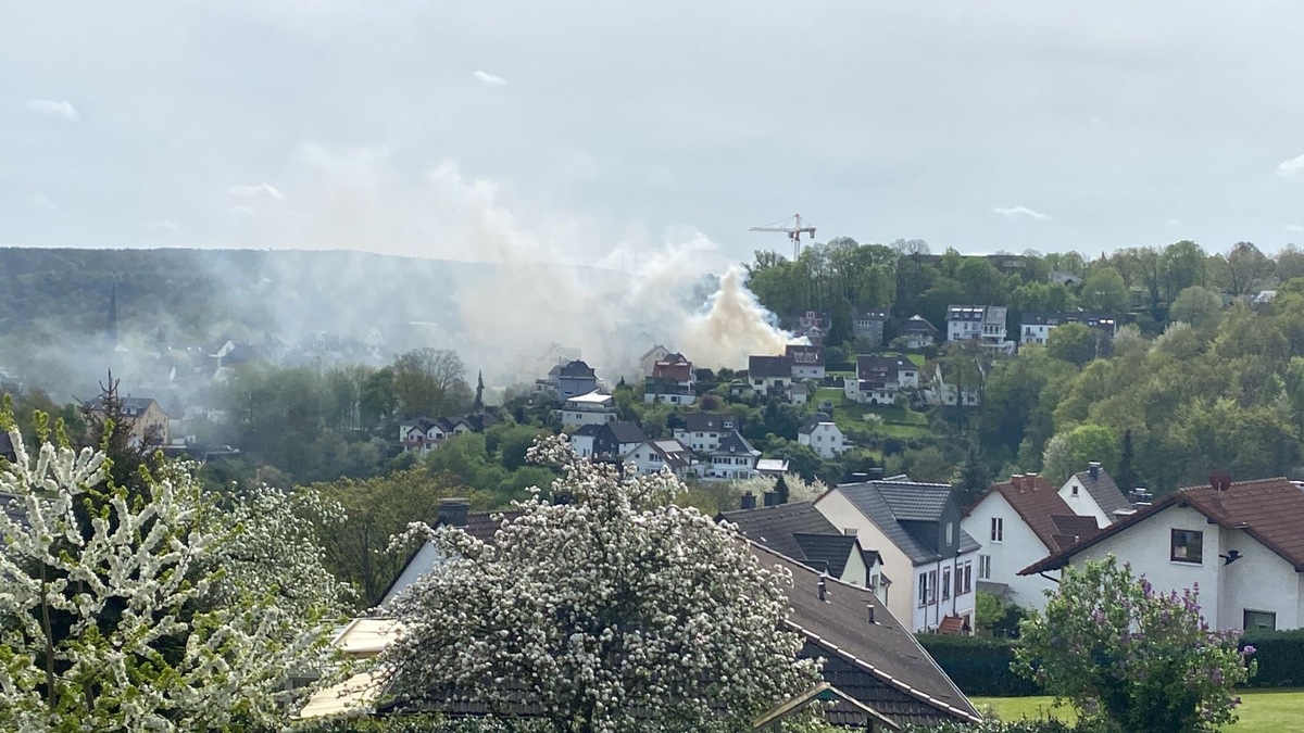 FW-EN: Wetter - Betriebsmittelspur und Heckenbrand sorgt für starke Rauchentwicklung